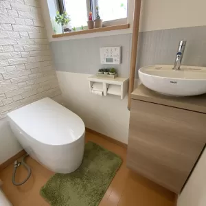 掃除も簡単に！トイレをタンクレスにするメリットとは？のサムネイル